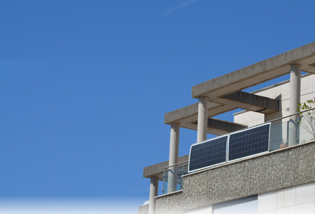 Sin instalador y con sólo un enchufe. Así funcionan estas placas solares que se colocan en cualquier lugar de casa