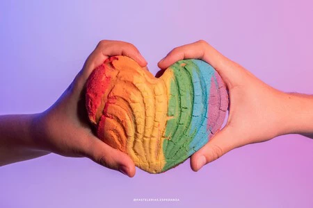 11 lugares que preparan repostería muy colorida para celebrar el Pride en México. Pasteles, conchas, galletas arcoiris y más..
