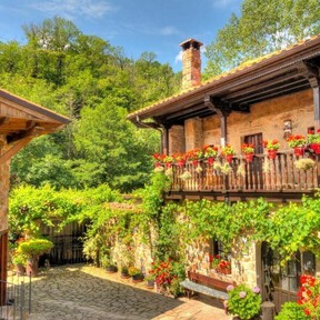 El pueblo del norte de España con casonas de piedra medievales que miran a la montaña: los coches están prohibidos para mantener el encanto