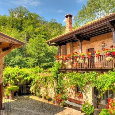 El pueblo del norte de España con casonas de piedra medievales que miran a la montaña: los coches están prohibidos para mantener el encanto
