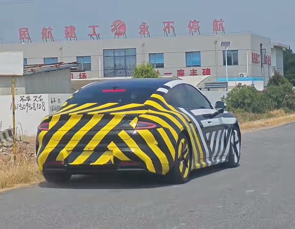 Cazado un nuevo coche de Xiaomi del que no sabíamos nada. Y es más largo que el SU7 normal