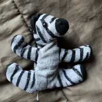 La búsqueda desesperada de un padre del muñeco de apego de su hija se hace viral: todos nos identificamos con su angustia