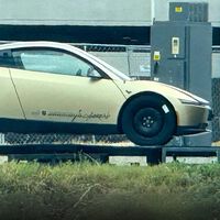 Tesla prometía revolucionar el mundo con un taxi sin volante, pero Elon Musk volvió a soñar muy pronto: su auto ya fue captado con un volante