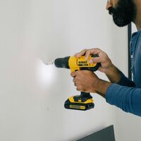 Algo tan sencillo como colgar un cuadro o la Smart TV en la pared puede salirte caro si vives de alquiler. Este es el motivo