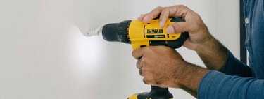 Colgar un cuadro, la Smart TV en la pared o poner una estantería puede salirte caro si no tienes permiso y vives de alquiler 