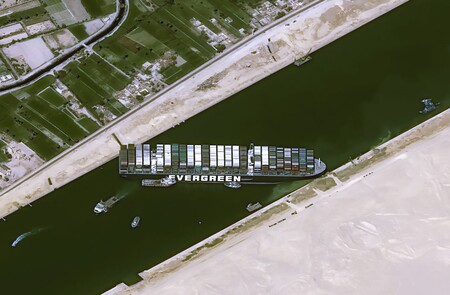 Principio del fin de la odisea en el canal de Suez: consiguen desencallar el Ever Given parcialmente