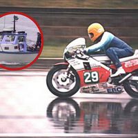 Um navio carregado de motocicletas afundou no Atlântico; pescadores as resgataram e acabaram vencendo o Isle of Man TT com elas 