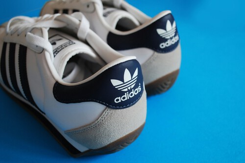 Llegan las rebajas a Adidas con una liquidación en su outlet a casi mitad de precio: zapatillas, camisetas, chanclas y más  