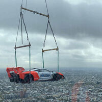 Sube con grúa su McLaren Senna GTR a un piso 57 para decorar su salón: “si me gasto 3 millones en un coche, lo uso como quiero”