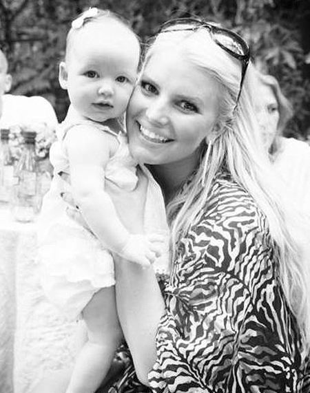 La hija de Jessica Simpson es clavadita, clavadita a su madre, ¡qué monada de niña!