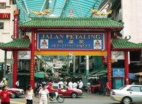 De compras en el mercado del barrio chino de Kuala Lumpur