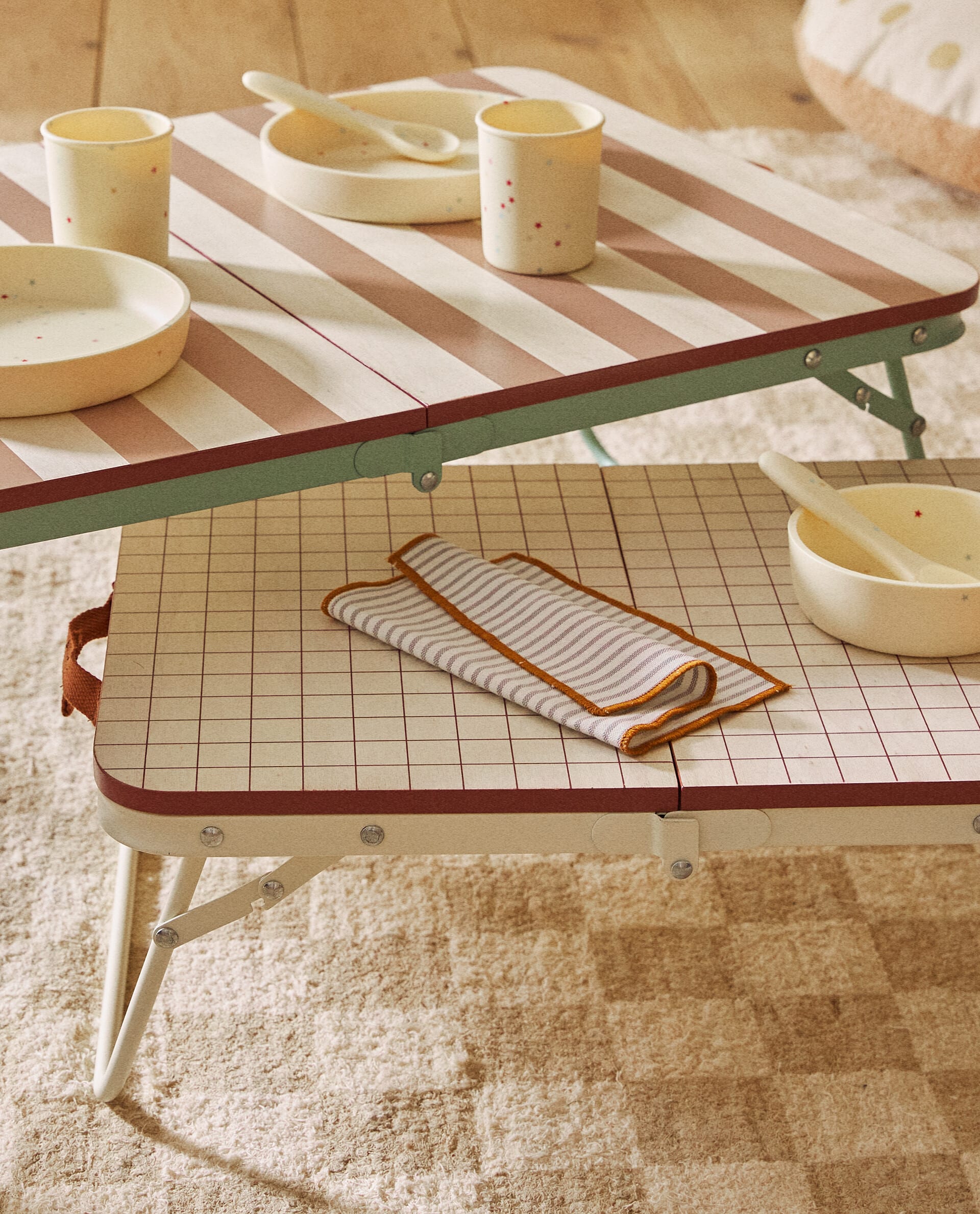 Mesa plegable de rayas o cuadros