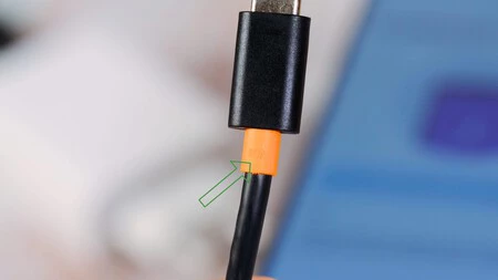 ケーブルに伝送可能な電流を示す「10A」が表示されます。