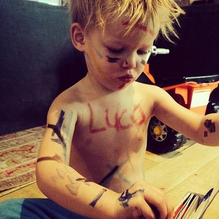 ¿Cómo de mono es el hijo de Hilary Duff cubierto de pintura?