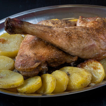 Receta de muslos de pavo al horno, la versión fácil para salir del pollo
