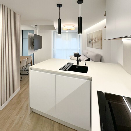 Una cocina luminosa y blanca