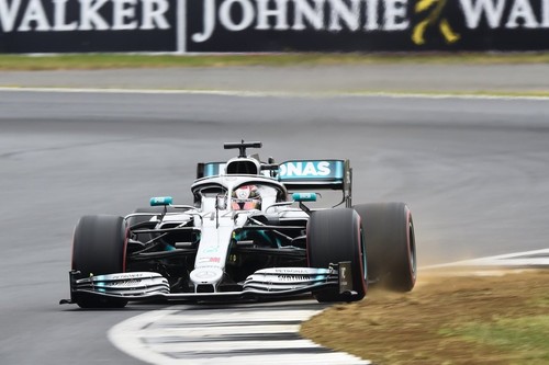 Lewis Hamilton aprovecha el oportuno Safety Car para ganar una espectacular carrera de Fórmula 1 de Silverstone