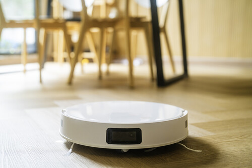Aspirador robô no chão. Créditos: Witthaya Prasongsin/Getty Images