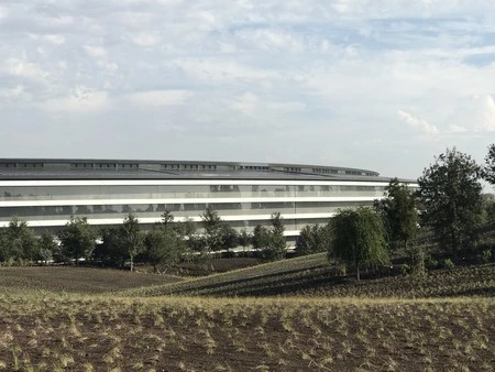 Apple のサンタクララ施設から車で 15 分の Apple Park の一部の眺め。