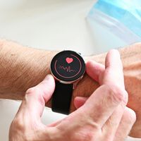¿Le has dado de comer al reloj? Este smartwatch tiene un organismo que debes alimentar para que funcione como si fuese una mascota virtual