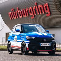 Este microcoche diésel se ha metido en el circuito de Nürburgring y ha batido un récord de los años 60: el de la vuelta más lenta