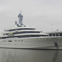 Este yate es famoso por su tamaño, pero más por su consumo: 1,000 litros de diésel diarios solo para su aire acondicionado, y todo sin moverse