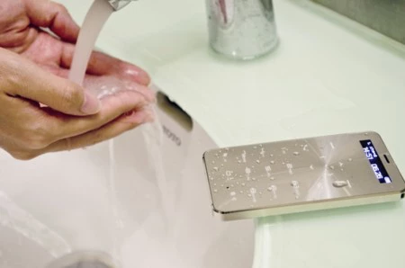 Janus One es resistente al agua y una batería extra, pero principalmente es un teléfono móvil