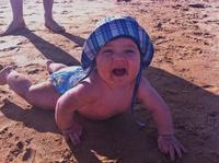 La foto de tu bebé: Adri rebozado en arena