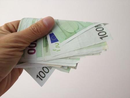 Los salarios de los españoles suben un año más, según el INE