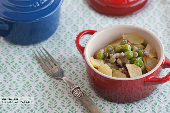 Guisantes frescos con jamón y patatas fritas, receta tradicional de toda la vida