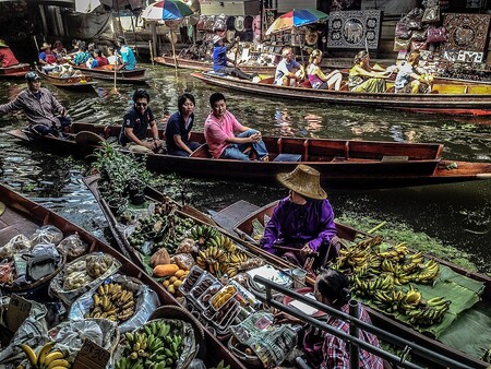 Un recorrido por los mercados flotantes de Tailandia: comercio, gastronomía y una experiencia que hay que vivir