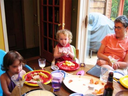 El ejemplo de los padres es crucial a la hora de educar a los hijos a comer bien