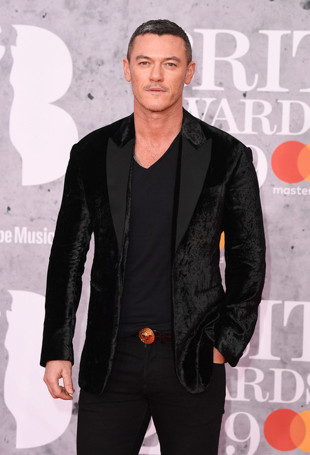 Luke Evans falla con su atuendo en negro para la alfombra roja de los BRIT Awards