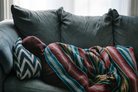 Dormir poco aumenta el riesgo de padecer Alzheimer: la causa es la liberación de proteína tau
