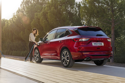 El Ford Kuga se renueva como SUV híbrido, híbrido enchufable, mild hybrid y bueno... gasolina y diésel también