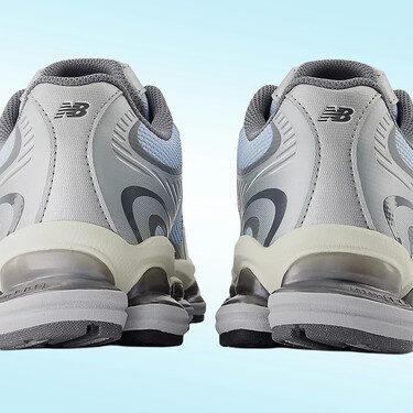 Las New Balance de estética Y2K en color nube y detalles metalizados están rebajadas y serán las zapatillas más deseadas del verano