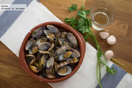 Cazuela de almejas al vino blanco, receta en microondas