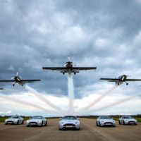 Así se entregaron los Aston Martin V8 Vantage S Blades Edition, con vuelos acrobáticos incluídos