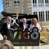 Faltan 148 días para la Navidad. Así que en Vigo ya están colgando luces y adornos en las calles