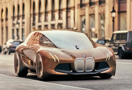 Manejamos el BMW i5, un mayordomo motorizado que puedes conducir con las manos o tu voz