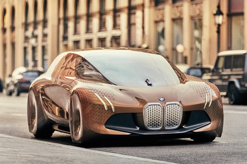 Manejamos el BMW i5, un mayordomo motorizado que puedes conducir con las manos o tu voz