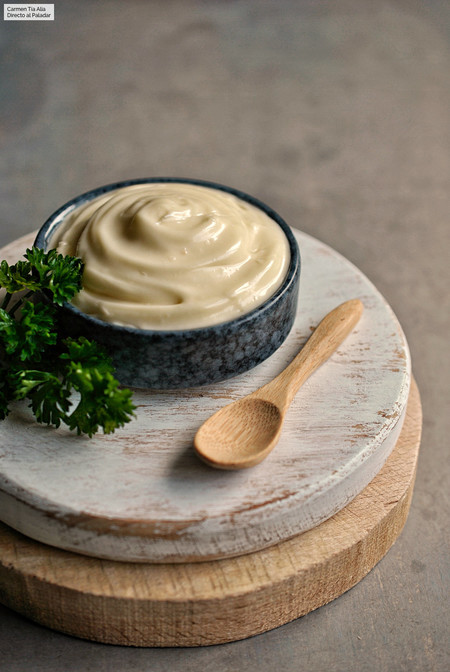 Receta de mayonesa casera clásica o cómo juntar aceite, huevo y vinagre en una crema untuosa