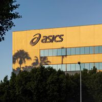 Asics está liquidando la mejor ganga para este verano: un polo que todo deportista necesita por menos de 25 euros
