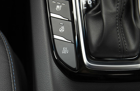 Hyundai IONIQ híbrido enchufable, prueba contacto