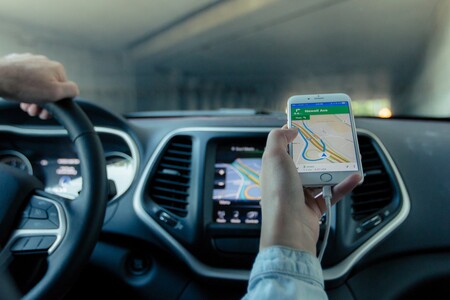 Google Maps y Waze en el punto de mira: la DGT plantea "dificultar o limitar" los 'chivatazos' sobre controles y radares