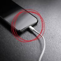 Si al cargar tu celular conectas el cable al cargador antes que al teléfono, puede tener un problema 