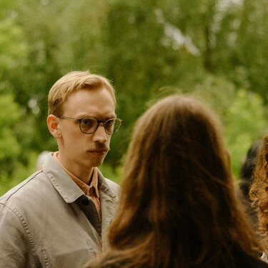 Qué significa que una persona interrumpa constantemente una conversación, según la psicología