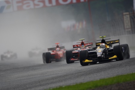 Fairuz Fauzy gana su primera carrera de GP2 en el sprint de Sentul