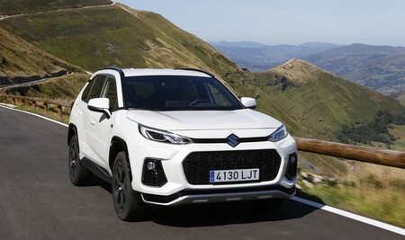 El nuevo Suzuki Across es el primer SUV híbrido enchufable de la marca. Y llega a España desde 53.700 euros