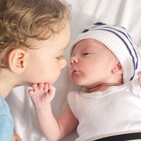 Siete cosas que deberías hacer cuando visites a un niño que acaba de convertirse en hermano mayor